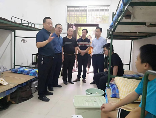 接過你的行囊，我們就是一家人