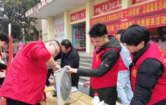 學(xué)雷鋒，我們在行動！