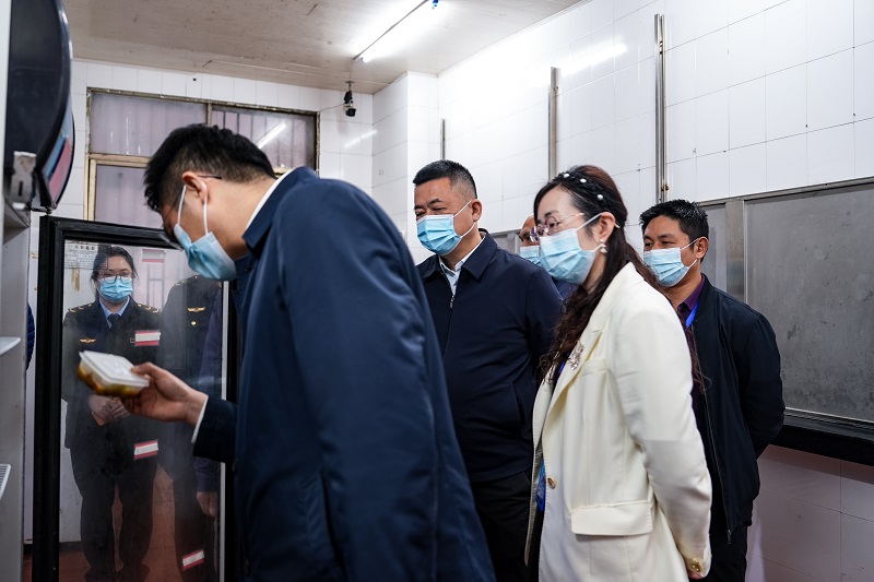 雁峰區區委副書記王致偉一行到衡陽技師學院東院檢查食品安全和調研統戰工作