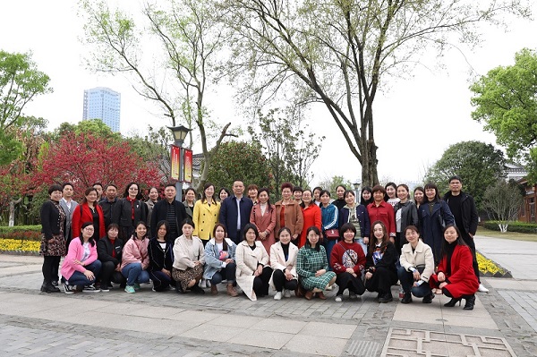 三月春光美，女神游興濃