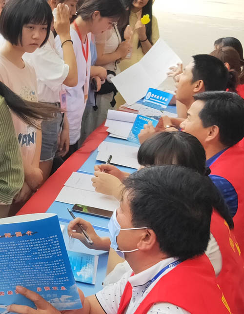 經濟貿易系黨員開展志愿服務活動