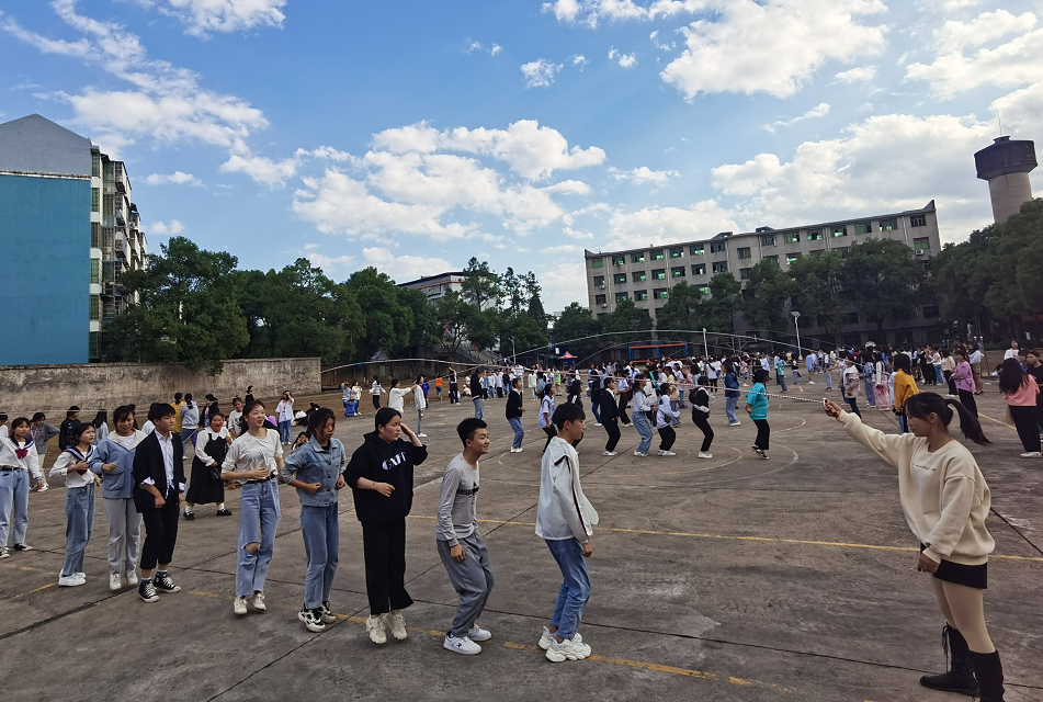 經濟貿易系舉辦學生團隊意識培養競賽----跳繩比賽