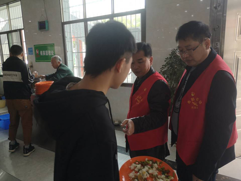 經(jīng)濟貿(mào)易系黨總支開展“厲行節(jié)約 杜絕餐飲浪費”--光盤行動志愿服務活動