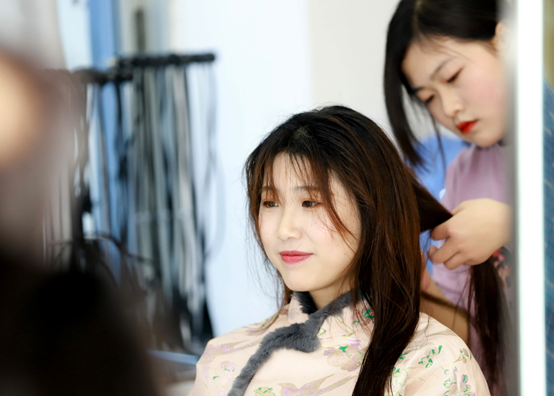 經貿系開展感恩老師新年禮活動