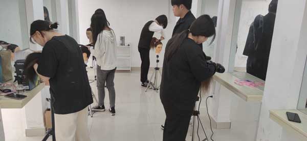 經(jīng)貿(mào)系形象設(shè)計(jì)協(xié)會開訓(xùn)