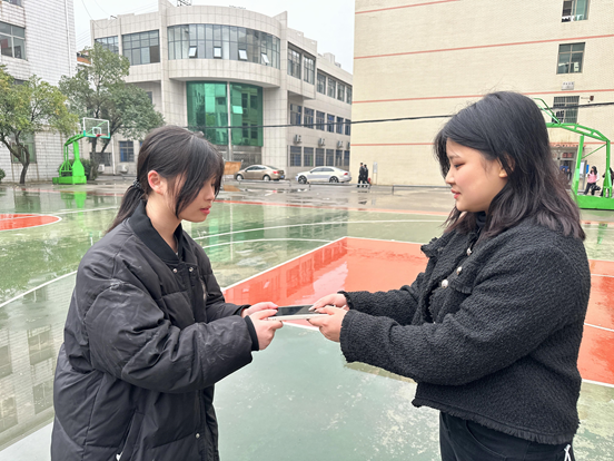 衡陽技師學院學子踐行雷鋒精神