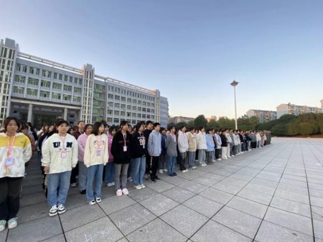 經貿旅游學院舉行“國旗下的講話”暨升旗儀式