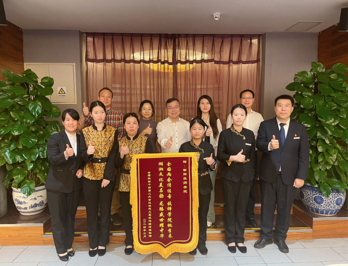 黨委書記肖春林赴北京看望慰問參與兩會接待工作的實(shí)習(xí)學(xué)生