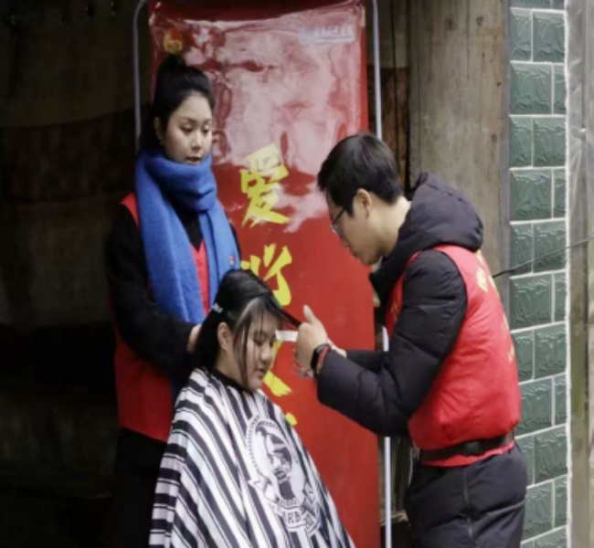 經貿旅游學院“學雷鋒·愛心義剪”志愿服務活動溫暖開展