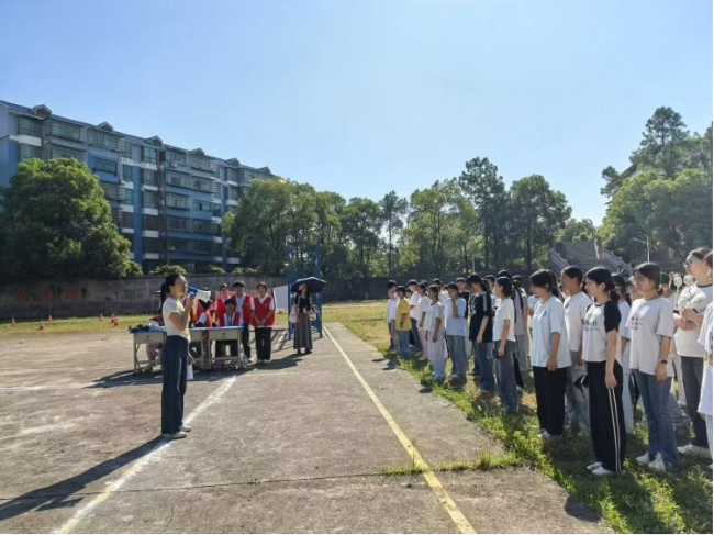 攜手同行筑新篇 青春聚力啟征程——經貿旅游學院開展2025級新生素質拓展綁腿比賽