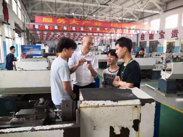 我為群眾辦實事，義務(wù)輔導(dǎo)顯擔(dān)當(dāng)