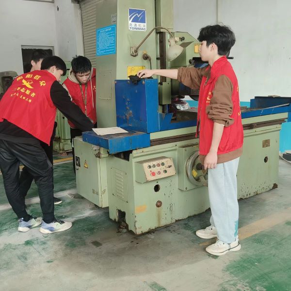 智能制造學院青年志愿者開展“愛勞動 車間5S大掃除” 學雷鋒活動