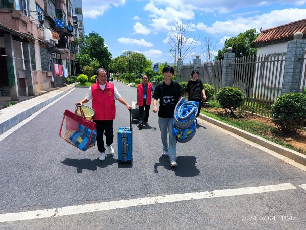 黨員教師齊上陣  溫暖學子回家路