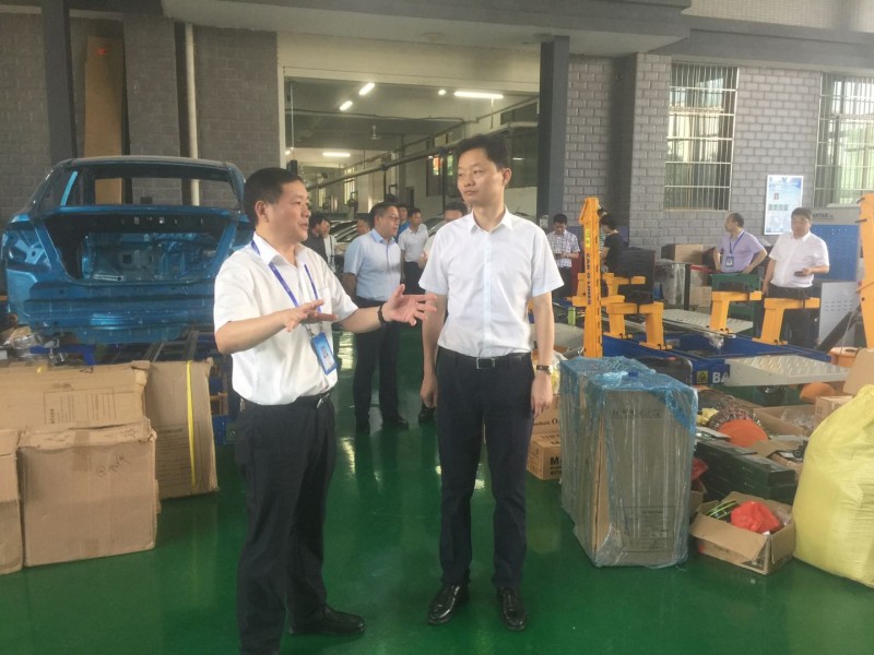 衡南縣委書記胡果雄一行到學(xué)院調(diào)研指導(dǎo)工作并參觀考察實(shí)訓(xùn)場(chǎng)地