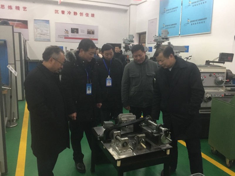 市政府副市長龔學(xué)余到校調(diào)研并看望慰問我院在全國首屆技能大賽中獲獎(jiǎng)的師生