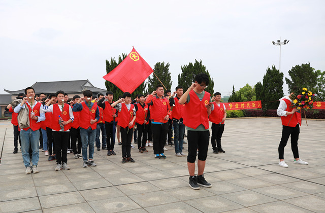 緬懷先烈，奮發(fā)圖強(圖文)