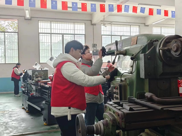 智能制造學(xué)院開展“學(xué)雷鋒 見行動”志愿服務(wù)