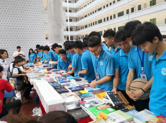 第二屆技能文化節專題新聞—“一書一世界 閱青春閱快樂”優秀圖書展(圖文)