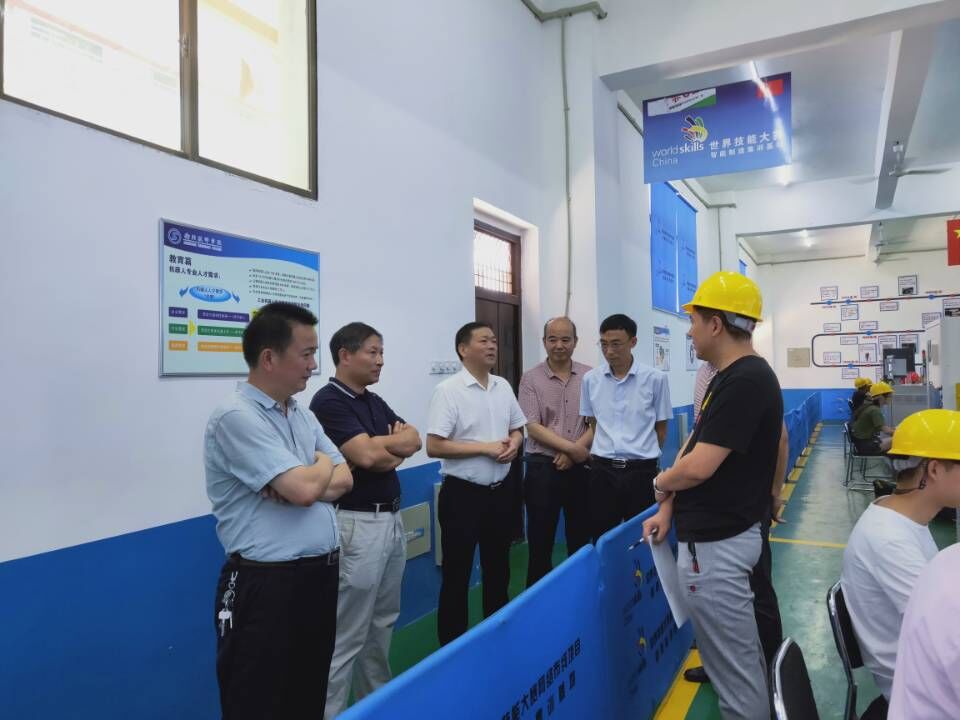 何東球看望慰問暑期競賽集訓師生