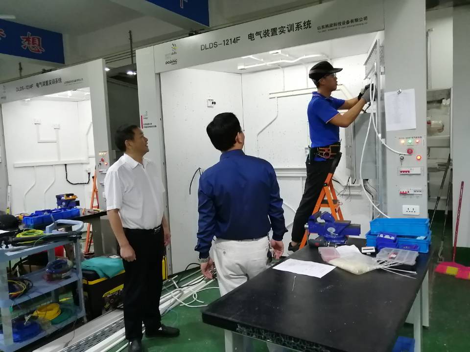 堅守崗位 用奮斗精神為祖國慶生