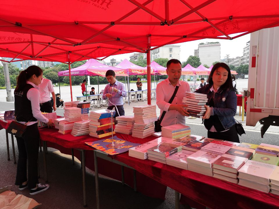 聚焦第三屆技能文化節|  教務處圖書館舉辦優秀圖書教材展活動