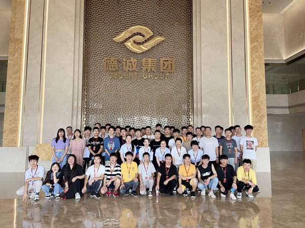 機械工程系46名學生登上了飛往福州的航班