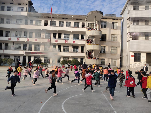 衡陽(yáng)技師學(xué)院志愿者赴衡山店門完小開展 消防專業(yè)知識(shí)進(jìn)校園活動(dòng)