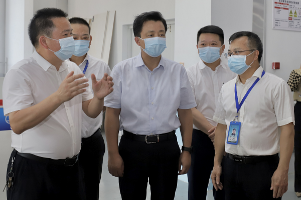 湖南省人民政府副省長、衡陽市委書記秦國文來衡陽技師學院調研