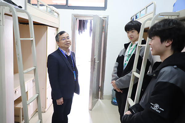 黨委書(shū)記肖春林深入學(xué)生公寓，關(guān)懷在校學(xué)子