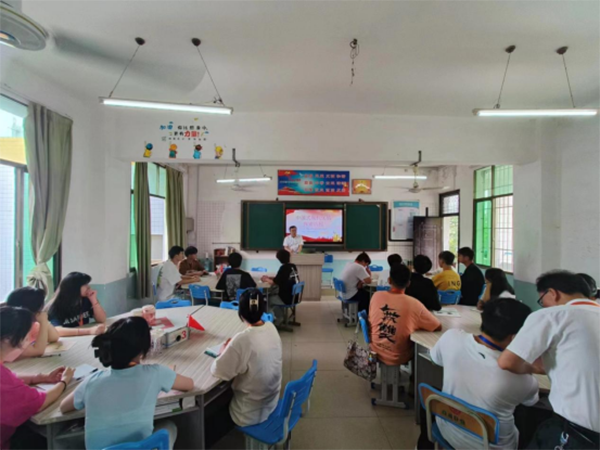 黨委書記肖春林為信息工程學(xué)院22計(jì)軟技師1班學(xué)生講授主題教育專題黨課