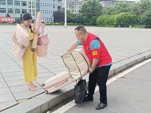 志愿服務踐初心，愛心護航回家路 ——學院機關第五黨支部開展黨員志愿服務活動