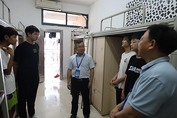 學院領導深入學生公寓走訪看望2024級新生