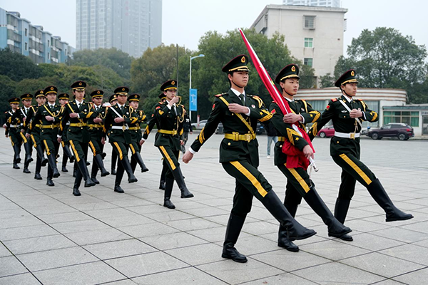 學院舉行升旗儀式暨國旗下的講話活動