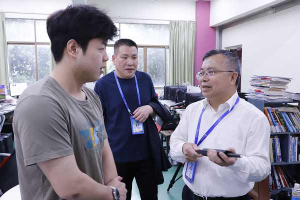 學院黨委書記肖春林調研大學生創新創業工作