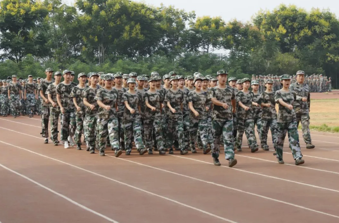 衡陽技師學(xué)院舉行2025級新生軍訓(xùn)總結(jié)表彰大會暨開學(xué)典禮