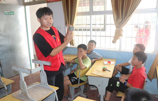 衡陽技師學院用“文藝支教” 點燃鄉村學校孩子藝術夢