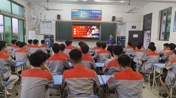 學(xué)院黨委委員、宣傳統(tǒng)戰(zhàn)部部長劉超深入班級講授微黨課