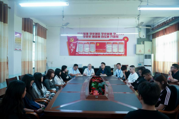 學(xué)院召開(kāi)少數(shù)民族學(xué)生座談會(huì)