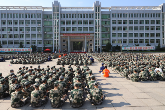 衡陽技師學院2022年新生軍訓動員大會暨授旗儀式圓滿舉行