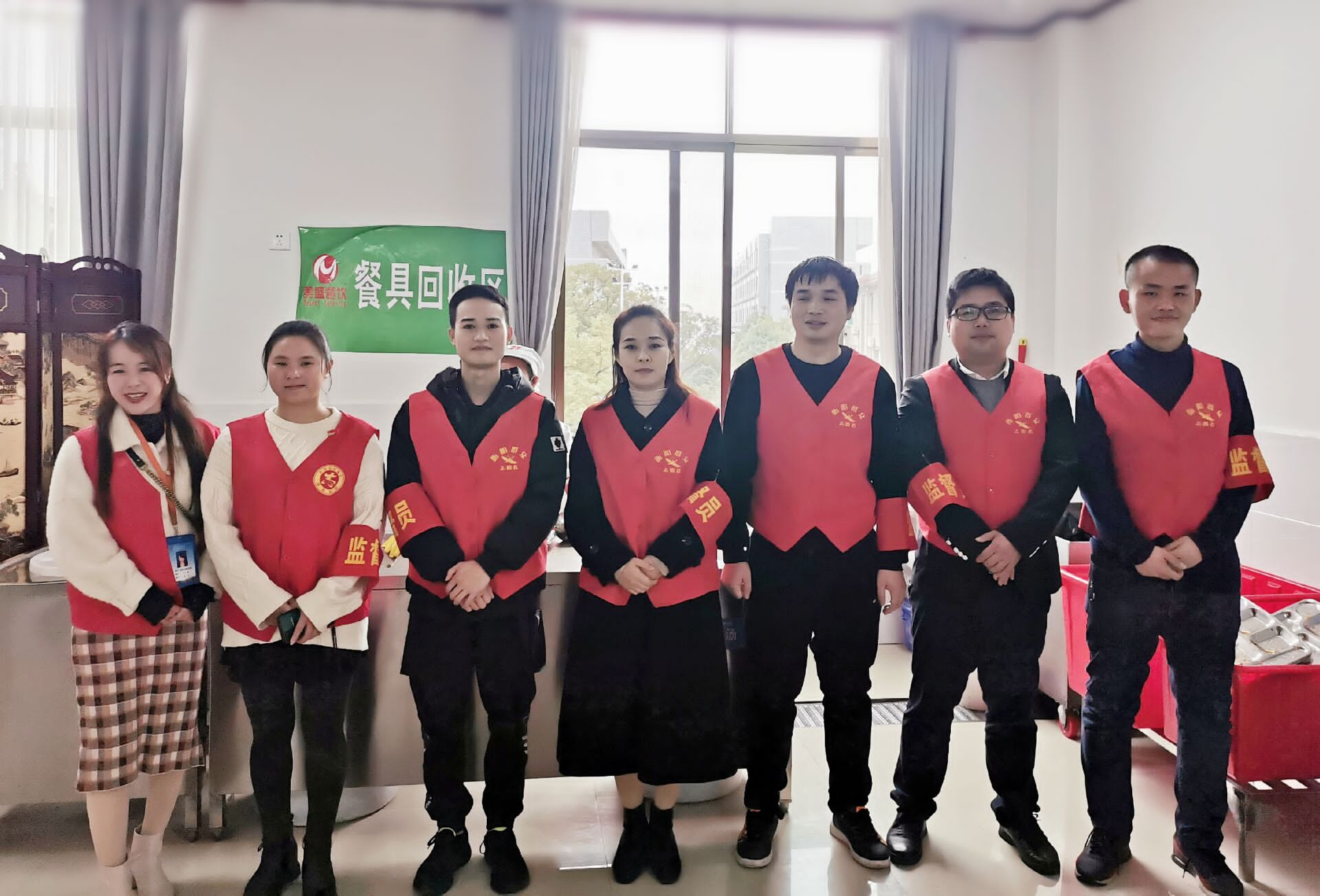 信息系黨總支組織支部黨員、預備黨員、發展對象以及入黨積極分子開展“厲行勤儉節約，反對餐飲浪費”文明勸導志愿服務活動