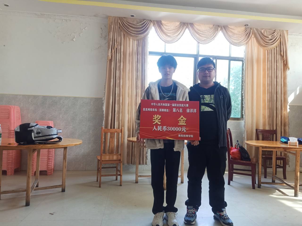 喜氣洋洋，歡送競賽選手回家過年