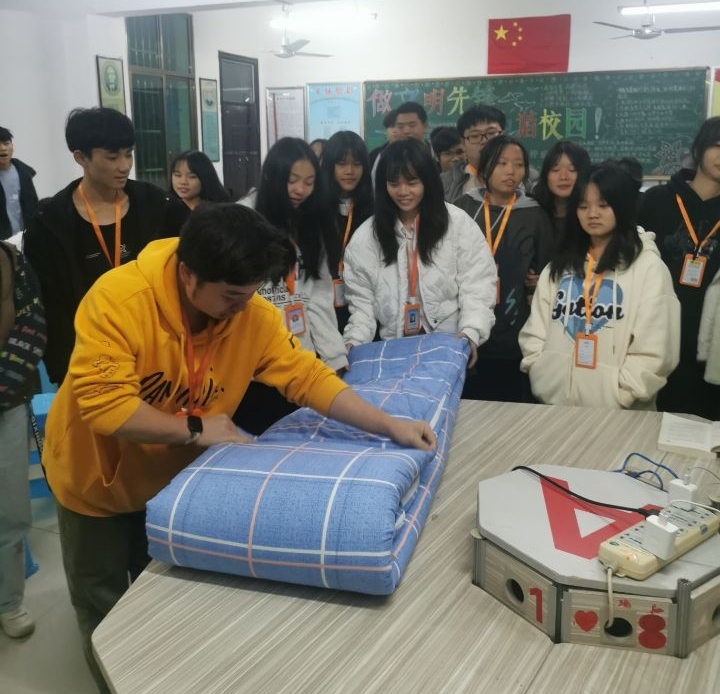 信息與生物技術系黨總支“我為群眾辦實事、從指導學生疊被子的細節入手”