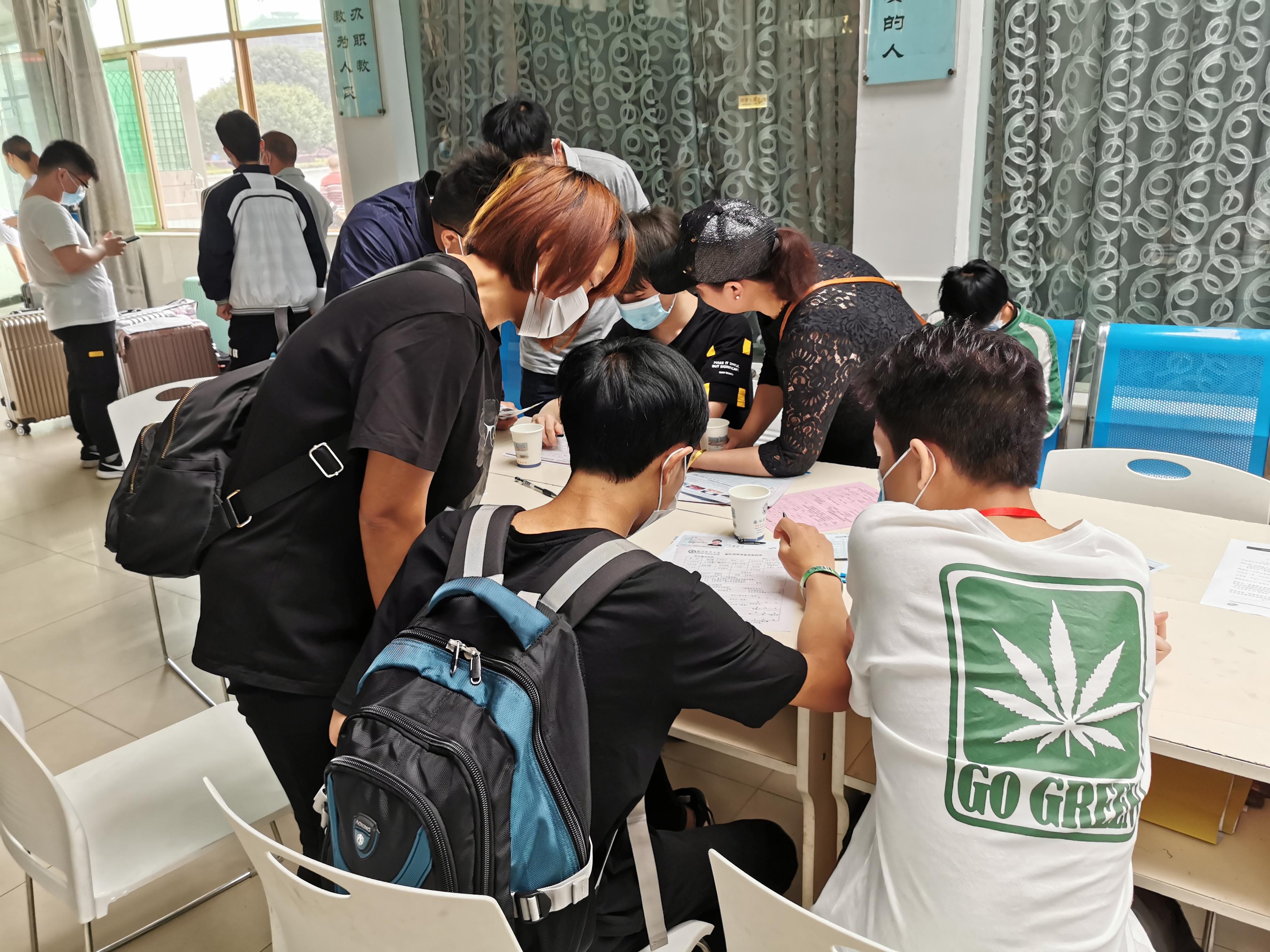 不忘初心、牢記使命，招生辦公室在尹向陽主任的引領下積極開展春插生報到工作